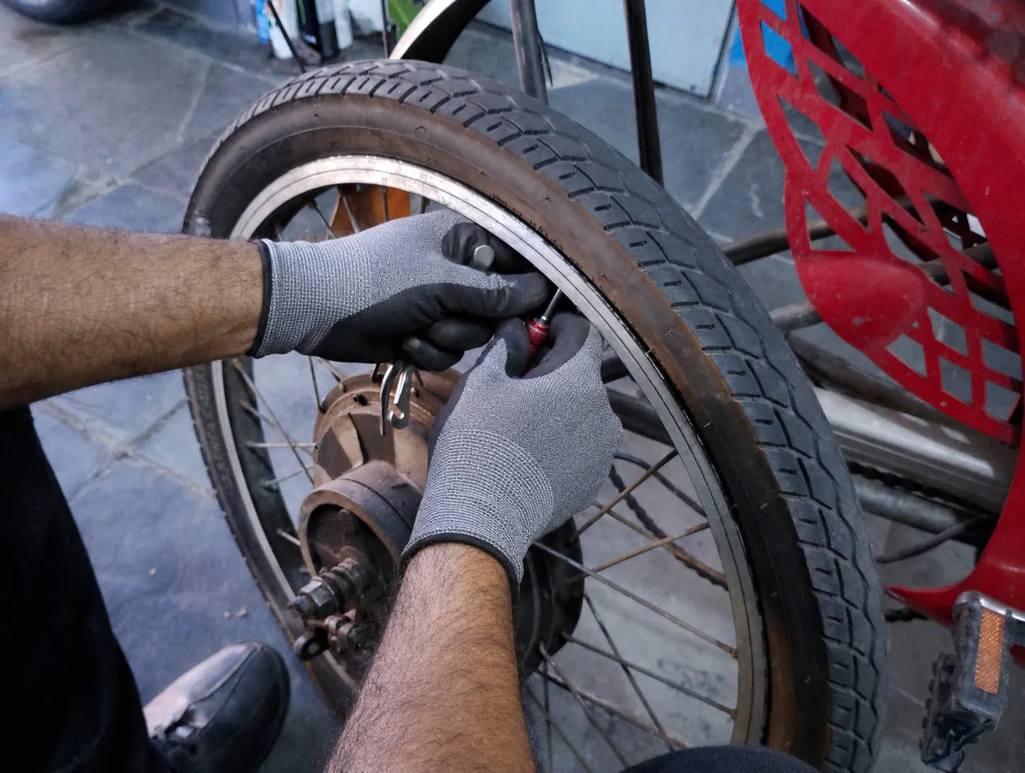 Técnico da DK realizando manutenção na roda de uma bicicleta elétrica