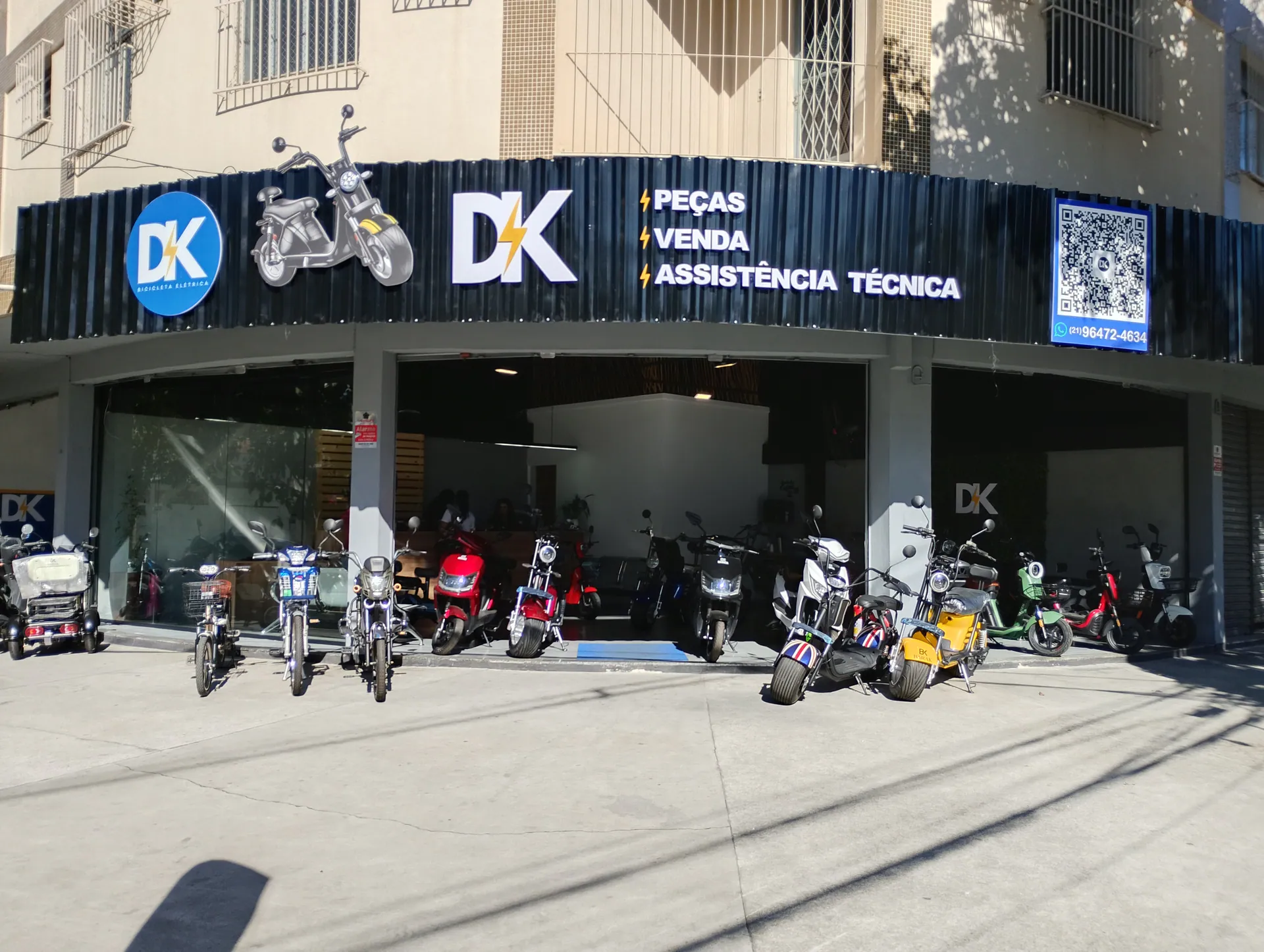 Exposição de bicicletas e scooters elétricas na DK Bicicleta Elétrica
