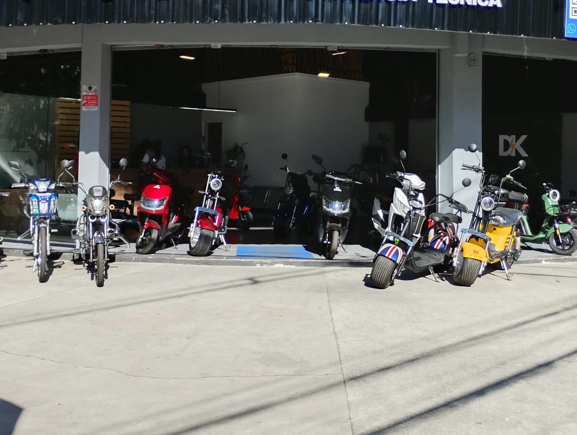 Fachada da DK Bicicleta Elétrica com bicicletas e scooters em exposição